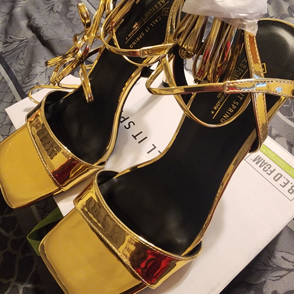 NWT- BEAUTIFUL LIQUID GOLD HEELS